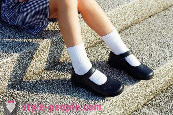 Kuidas valida kingad tüdrukutele koolis: Nõuanded ja ülevaateid tootjad