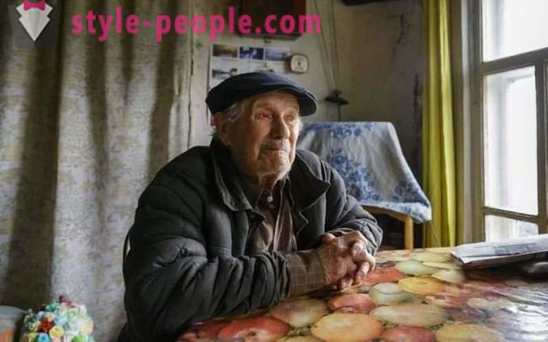 85-aastane küla õpetaja on kogunenud maja, kuid ta andis raha orbudele