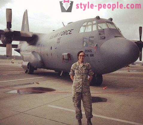 Kerissa Littlejohn - liikmed US Air Force, mis on professionaalne mudel ja on magistrikraad