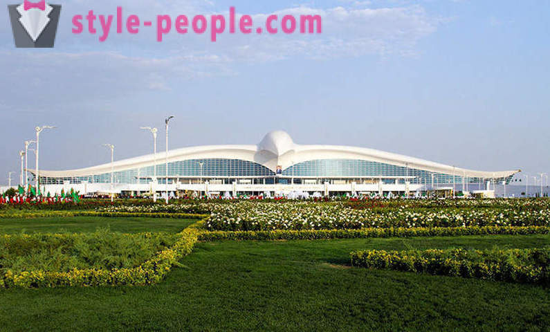 Türkmenistan avatud lennujaama kujul lendav Falcon