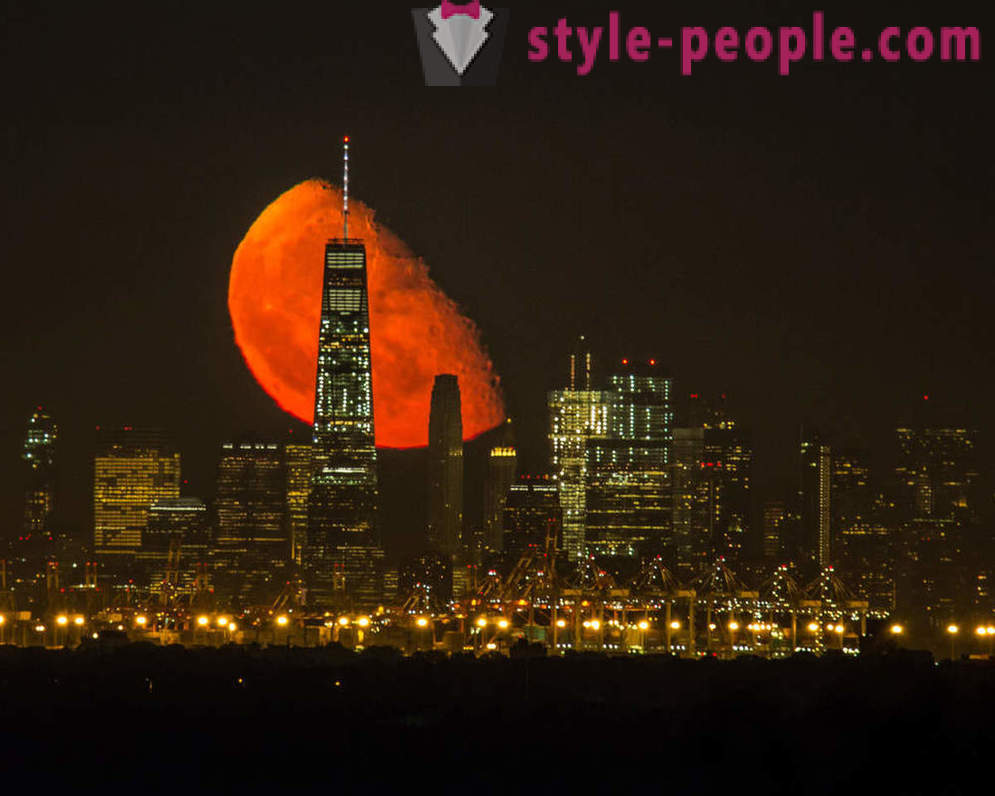 Verine Moon üle Manhattan