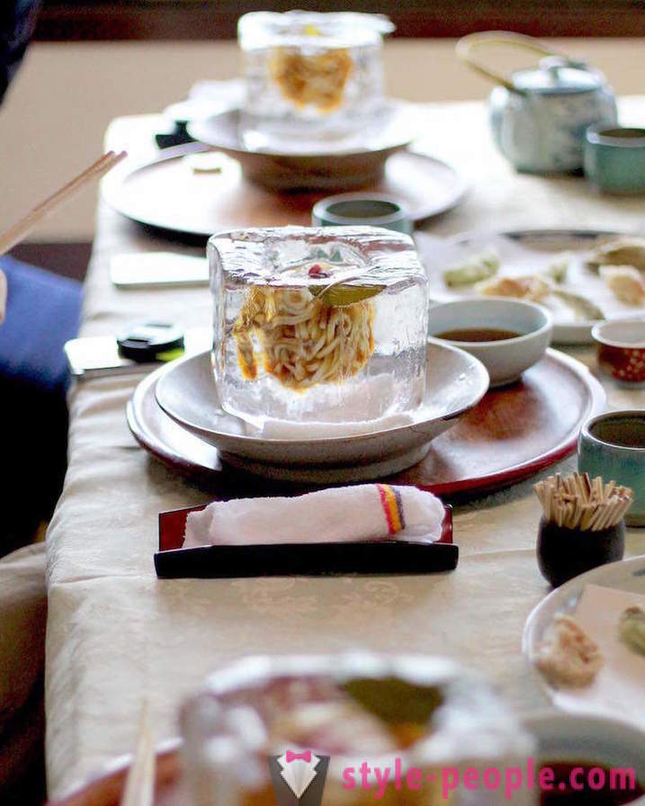 Porcelain - eile. Jaapani teenib nuudlid arvesse jääkuubikuid